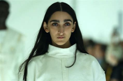 gucci ragazza brutta|Armine Harutyunyan, la modella Gucci che sta rivoluzionando .